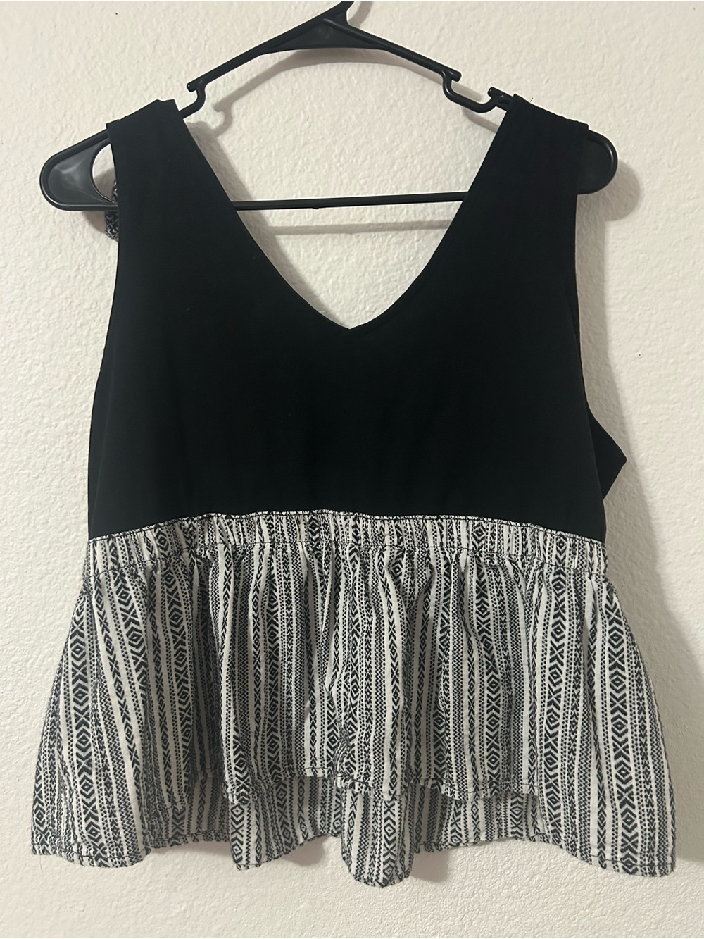 Sleeveless Black & White Tie-Shoulder Peplum Top - Picture 7 of 7